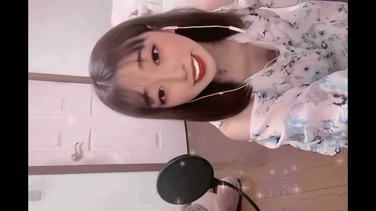 前屈みで胸チラしてしまう女の子