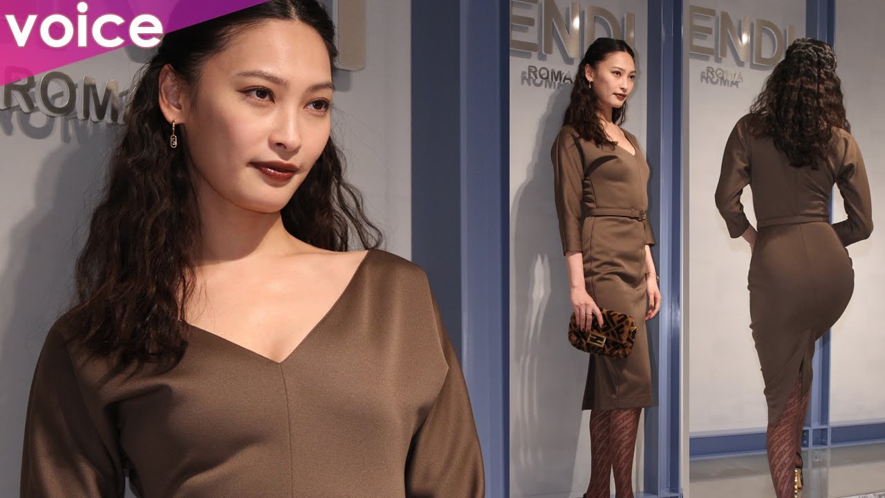 大政絢、タイトなミディドレスで映える美しいボディライン　Ｖネックから美胸元も