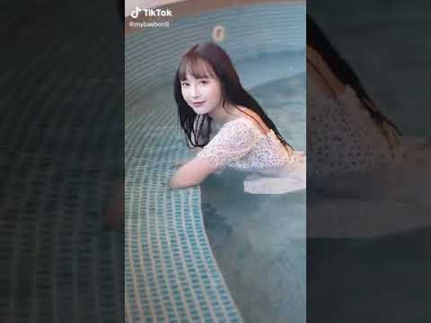 浮き上がる桃とパイ