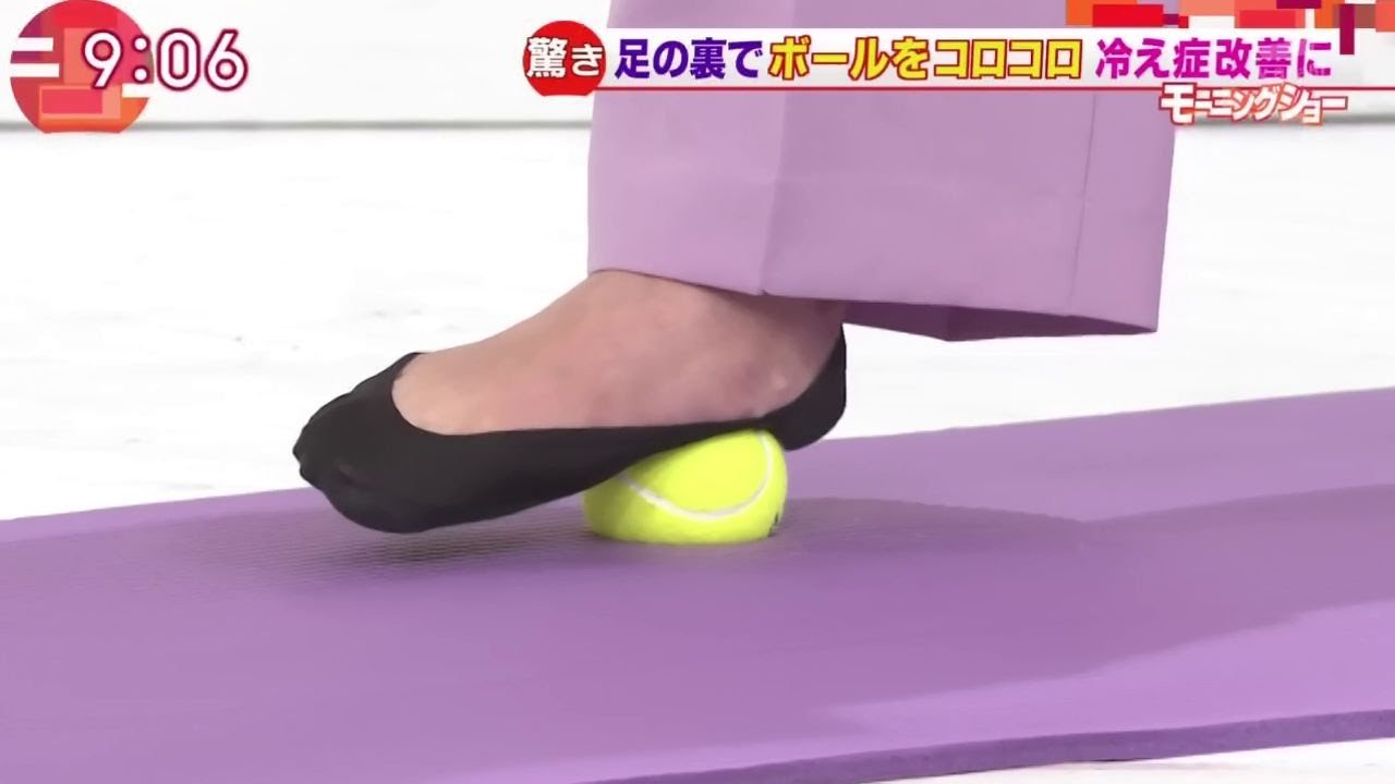 Japanese woman newscaster’s socks feet Part.1