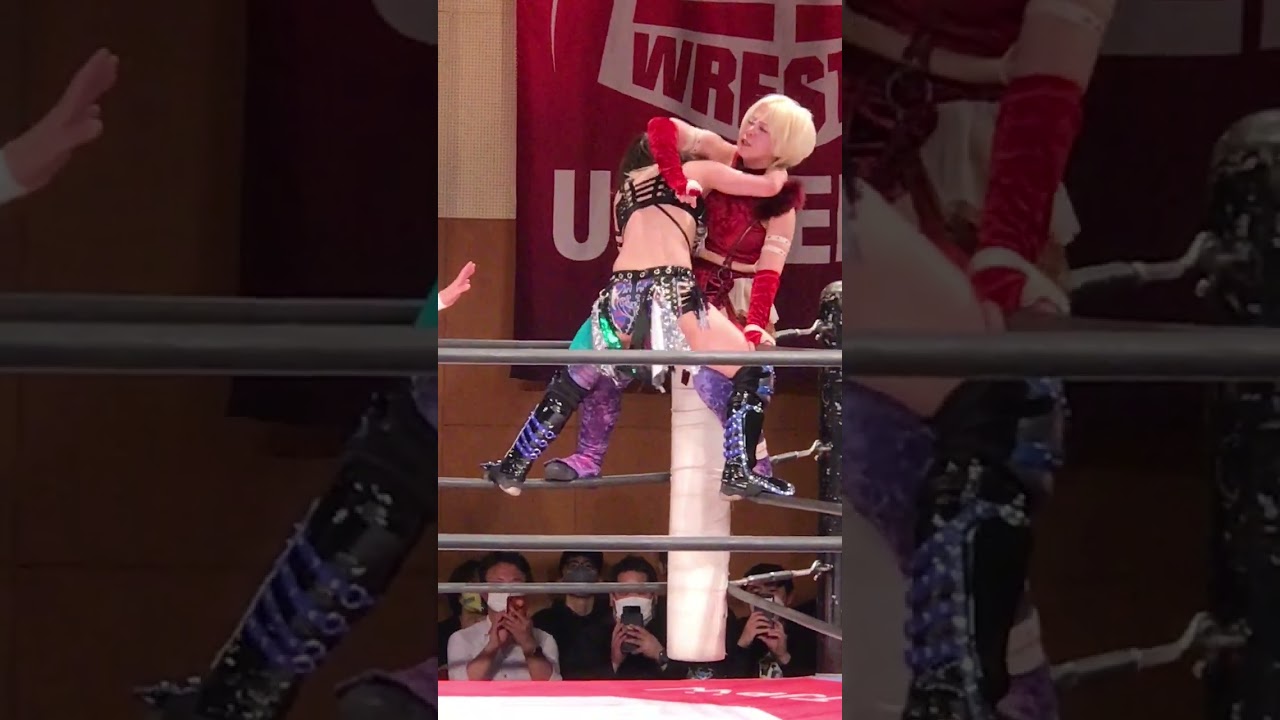 愛野ユキが重みのあるセントーンで乃蒼ヒカリにダメージを与えてダイビングショルダータックルで薙ぎ倒していく 東京女子プロレス「せ〜の、メリークリスマス！2022」 2022年12月24日