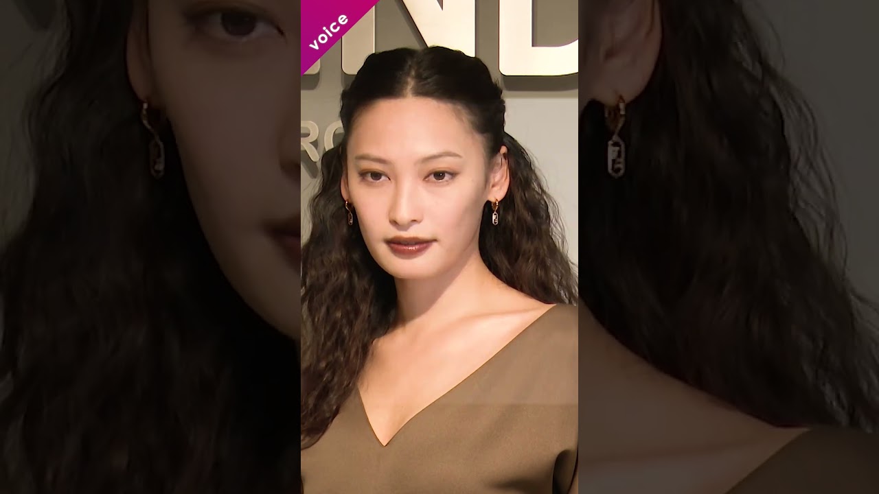 大政絢、美しすぎる　ブラウンのジャージードレス　クールな大人の女性