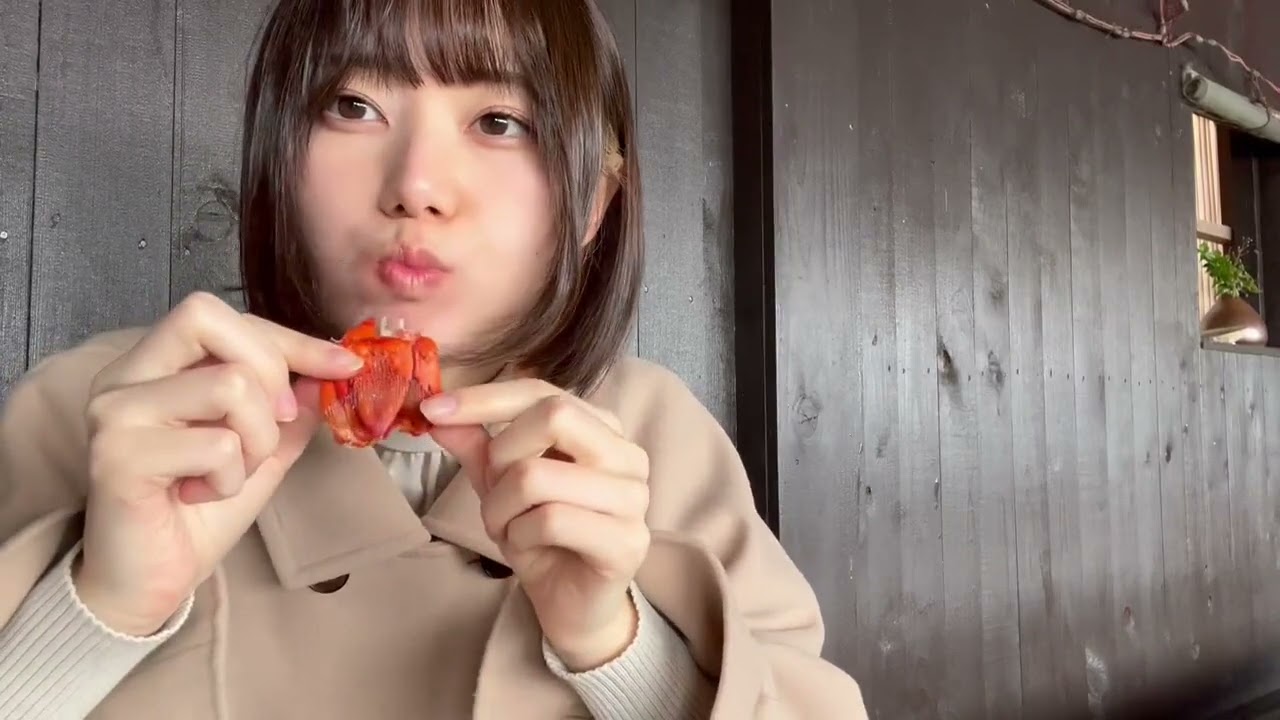 ショートカット美女のもぐもぐチュッチュ