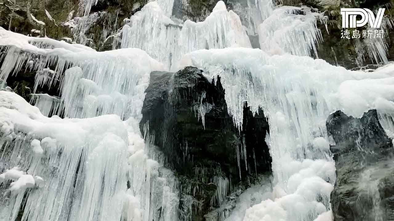 凍り付いた母衣暮露（ぼろぼろ）滝　吉野川市美郷