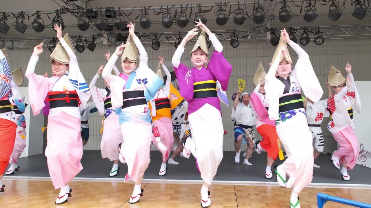 阿波踊り あべのまるごと阿波おどり 阿波おどり振興協会選抜連による舞台踊り This is Awa Odori, a traditional Japanese performing art.