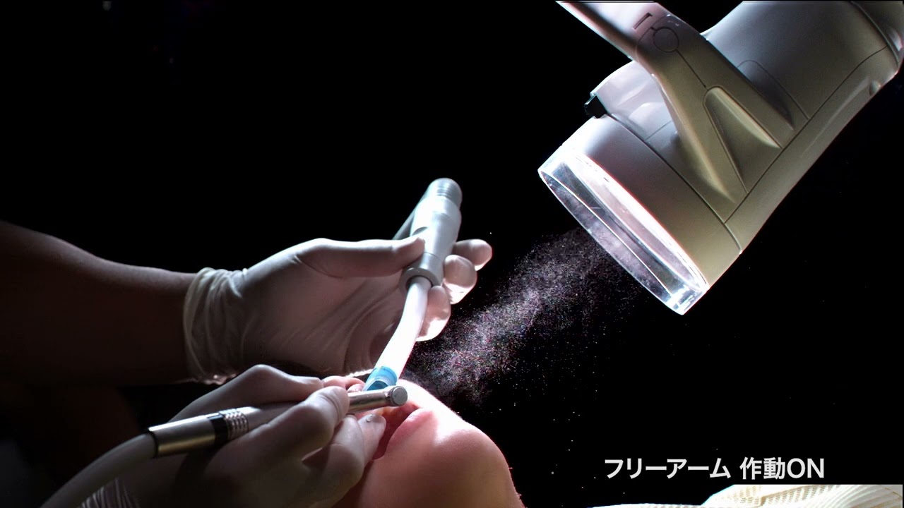 口腔外用サクション「フリーアーム・シーテクト」吸引ハイスピードカメラ有無を左右で比較）