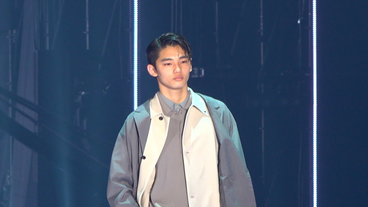 冨永愛の息子・章胤、188cmの抜群スタイルで堂々ランウェイ　『第36回 マイナビ 東京ガールズコレクション 2023 SPRING/SUMMER』