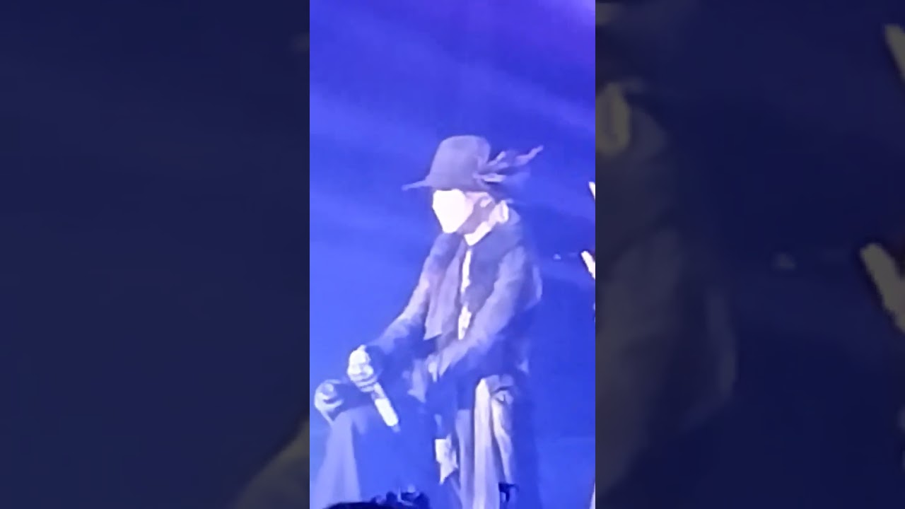 Sugizo gives Hyde kiss - The Last Rockstars in LA | Hollywood Palladium | 2-10-23