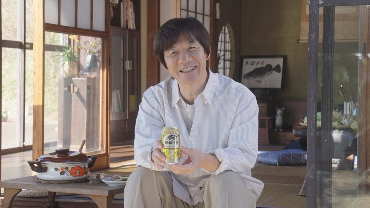 内村光良、別の人生選んでいたら「実家の酒屋」継いでいた⁉︎ 「麒麟特製 レモンサワー」新CM「本日も、気持ちよくおしまいっ。（海）」篇メイキング＆インタビュー