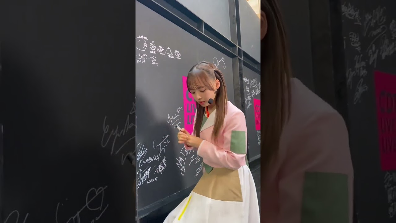 サインを書く日向坂46の人たち