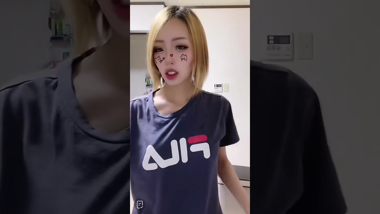 胸元大胆公開配信者（胸チラ谷間ポロリ）