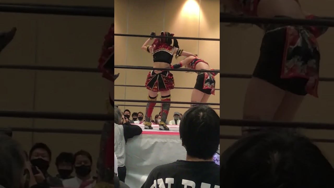 磔にされた長野じゅりあの腰に伊藤麻希がエルボーを放って山下実優と連携してじゅりあを攻めていく 東京女子プロレス「第3回“ふたりはプリンセス”Max Heartトーナメント」 2023年1月29日