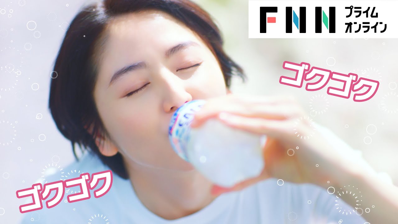 長澤まさみ、爽やかな白Ｔシャツで豪快な飲みっぷり！