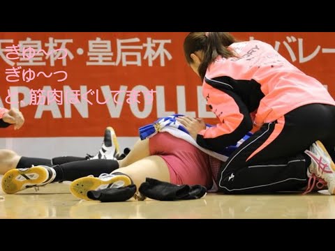 女子バレーボール　チームメイトの為にストレッチ