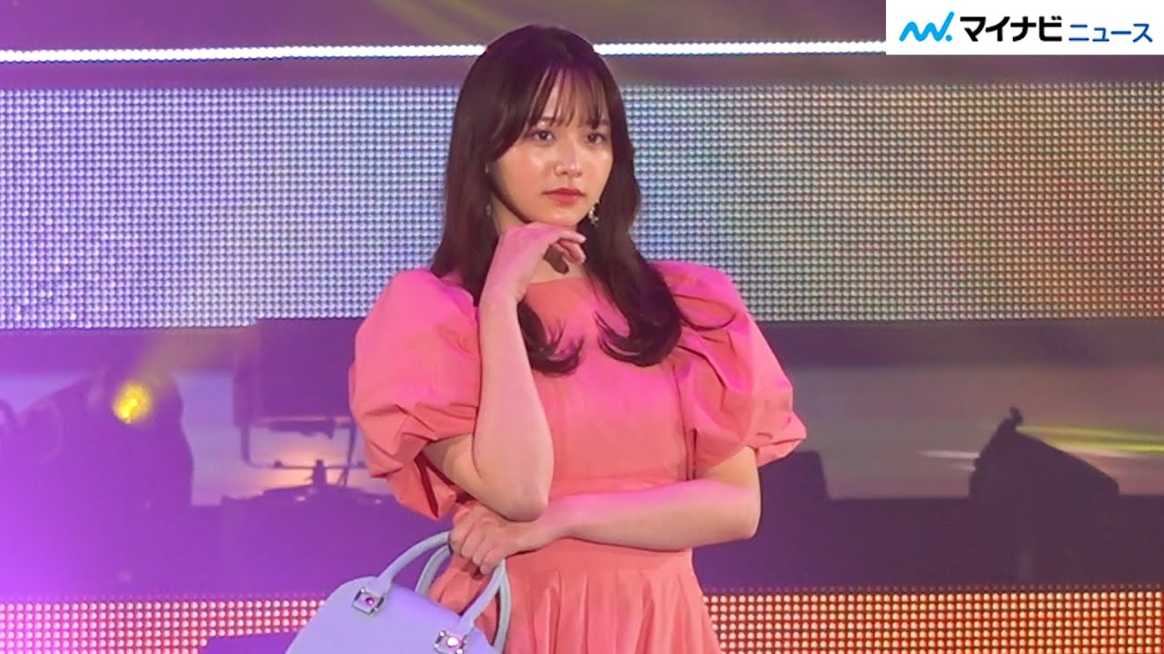 元テレ東アナ・森香澄、ピンクのふんわりワンピで堂々ランウェイ！『Rakuten GirlsAward 2023 S/S』