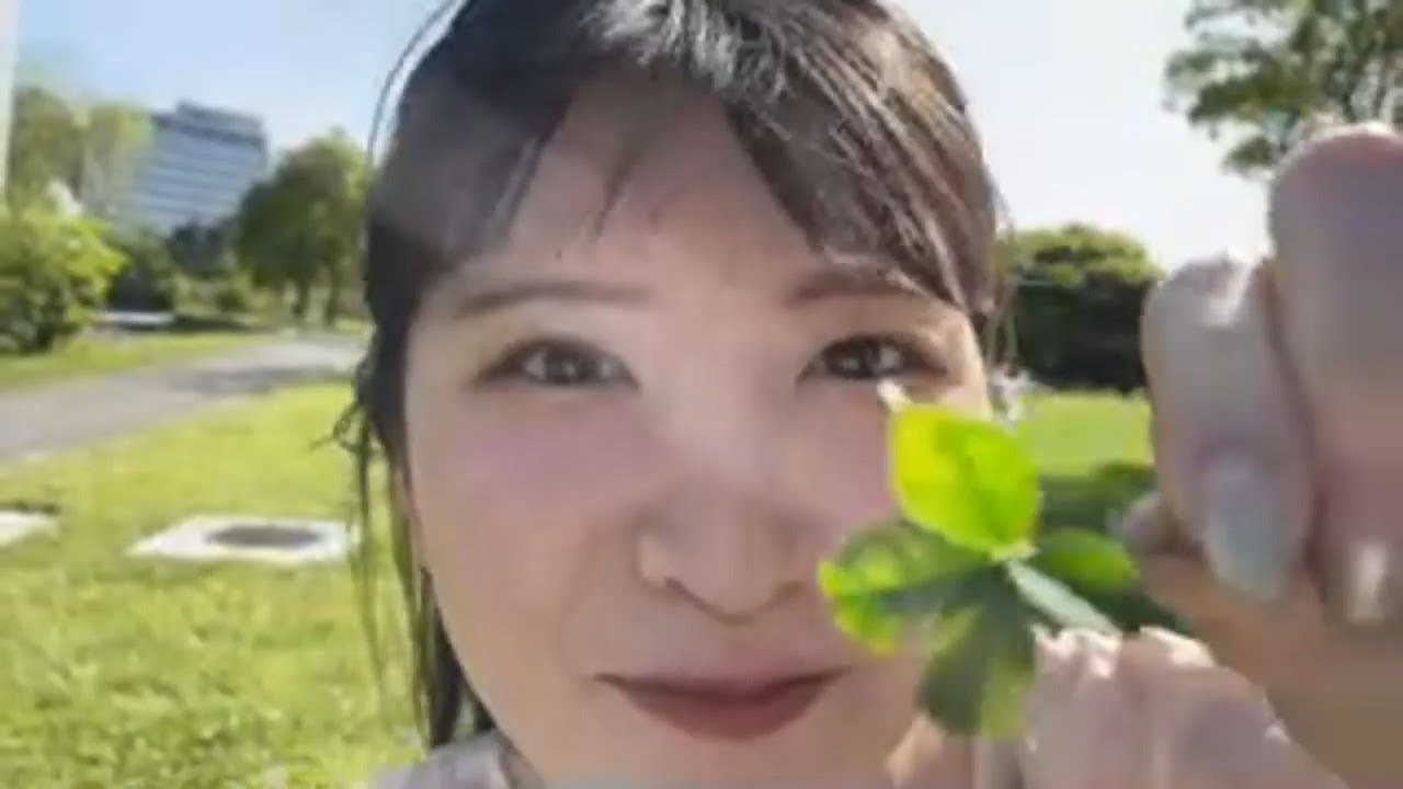 駒木結衣キャスターと四葉クローバ　どアップ