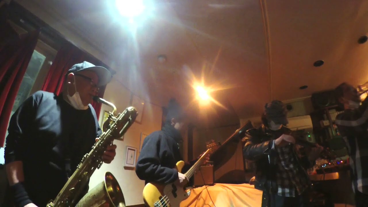 2023.01.14 市村(b-sax)，芹田(e-vln, electronics)，森下(tp, synth)トリオ live at 高円寺goodman (2)