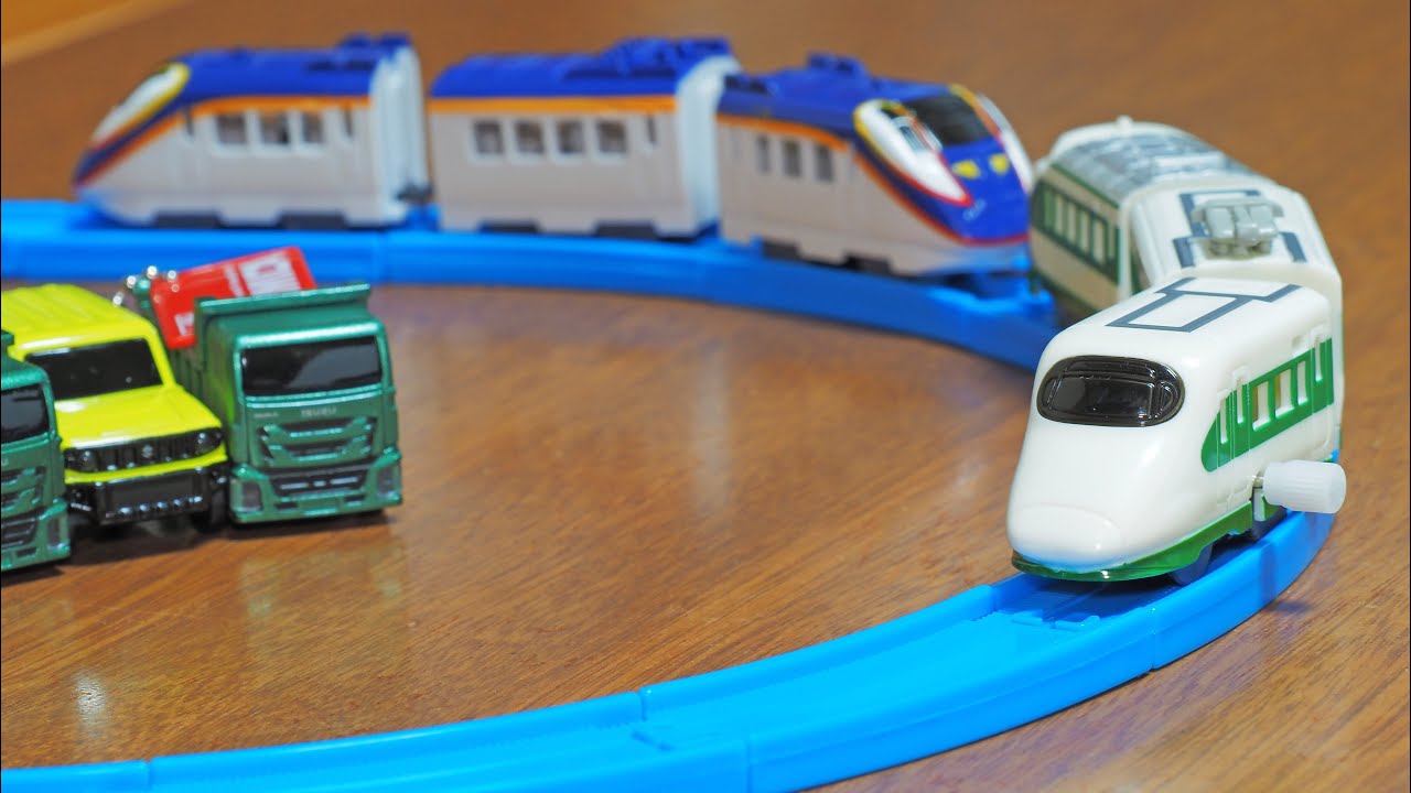 ついに200系カラーのE2系が登場‼　カプセルプラレール　時を超えつながる新幹線編　トミカ　トミカキーホルダー　E2系新幹線200系カラー　E3系新幹線つばさ　スズキジムニー　いすゞギガダンプカー