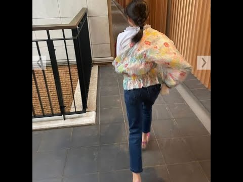 【市川團十郎白猿】娘の堀越麗禾さん後ろ姿「この上着はママの」妻・小林麻央さんの服を着た娘の姿を披露「足長！」「素敵なお嬢さん」