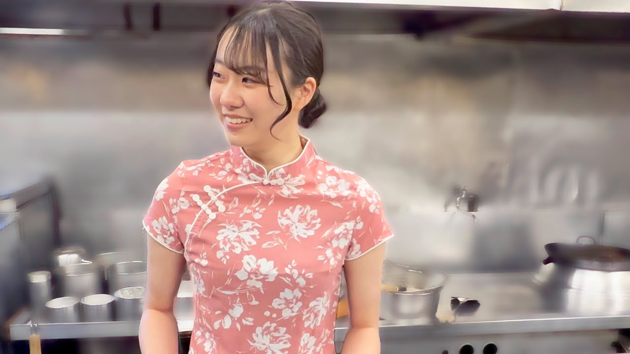 こんな風にまかないガールズにお皿を選んでもらうの、初めてだな　　It's the first time I've asked her to choose a plate.