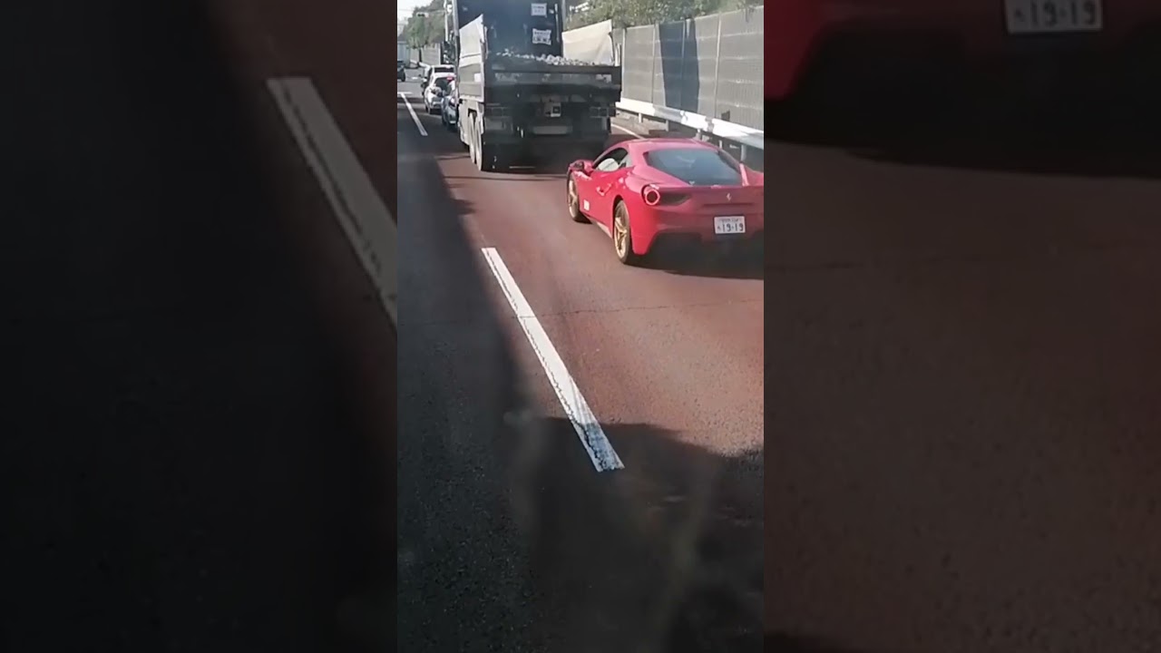 【あの人は今】マイクロビキニでフェラーリを運転する小島瑠璃子…