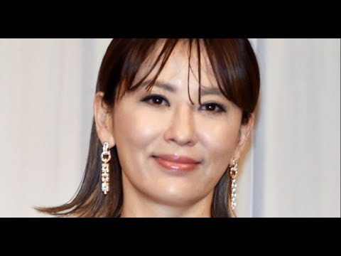D58- 50歳・鈴木砂羽、“大胆ポーズ”で美脚あらわ「セクシ―だし脚綺麗」「ステキっ」「カッコイイです」