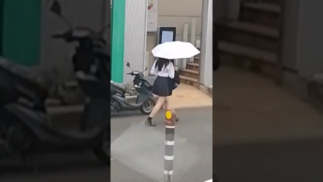 超美形ミニスカ女子高生ハプニング！エッチなTバックがまる見え❤️