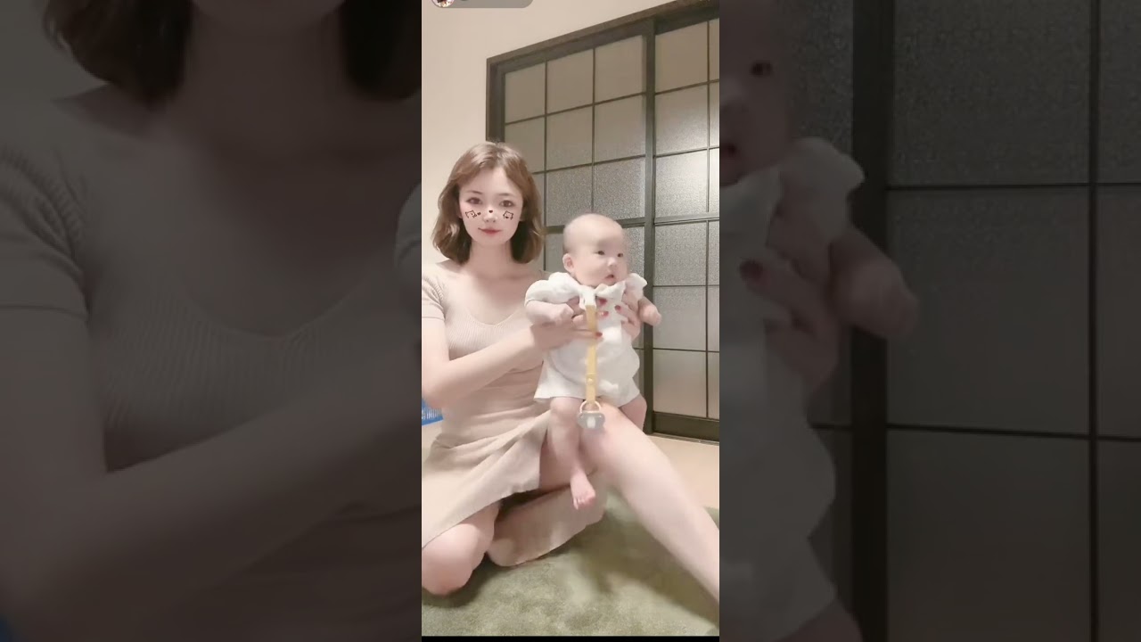 TikTok　上も下もチラリ