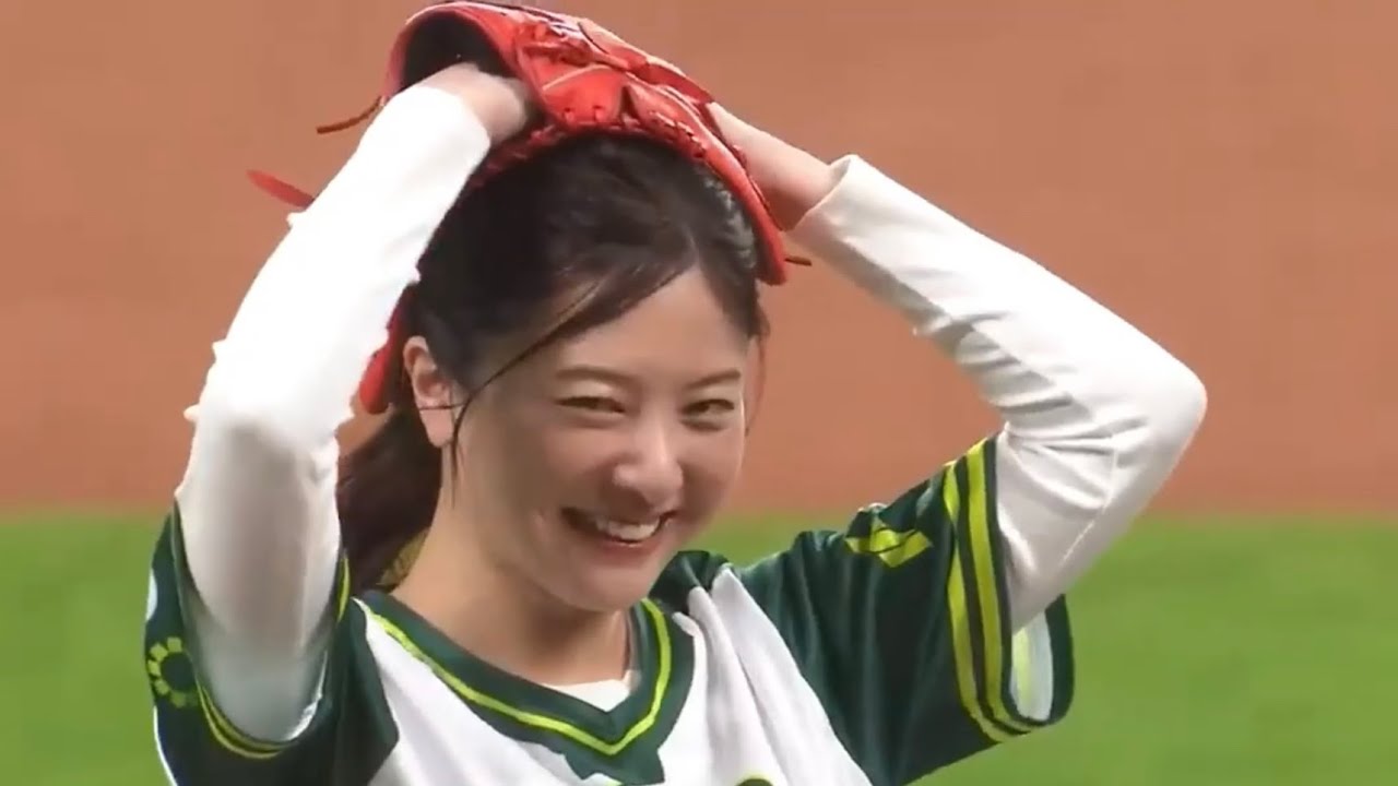 始球式でホームランを打たれる吉高由里子