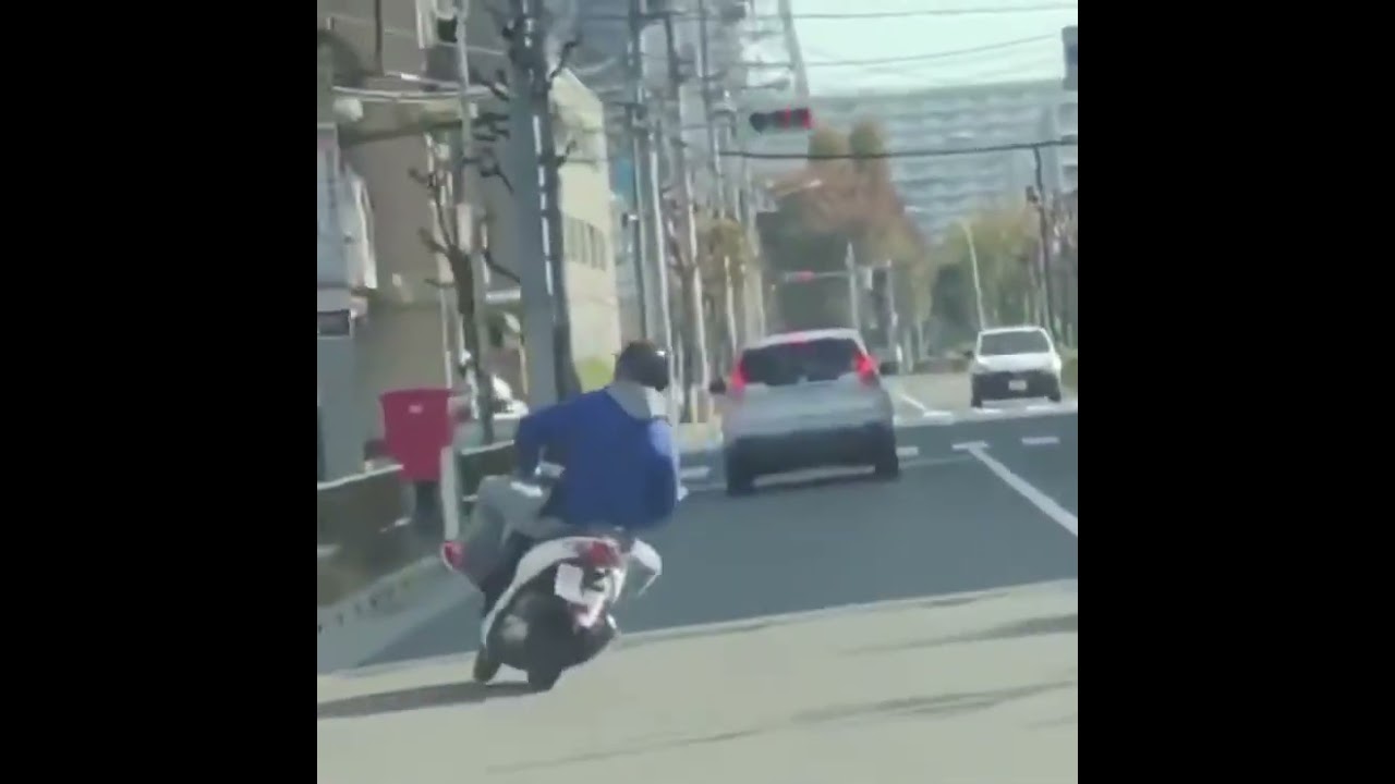 【煽り運転】前でイキった運転をしてるバイクが自爆する