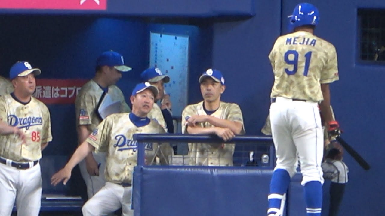 ネクストに向かうメヒアを呼び止め「少しでも長く休憩しなさい」と座らせる立浪監督 (2023/07/08)