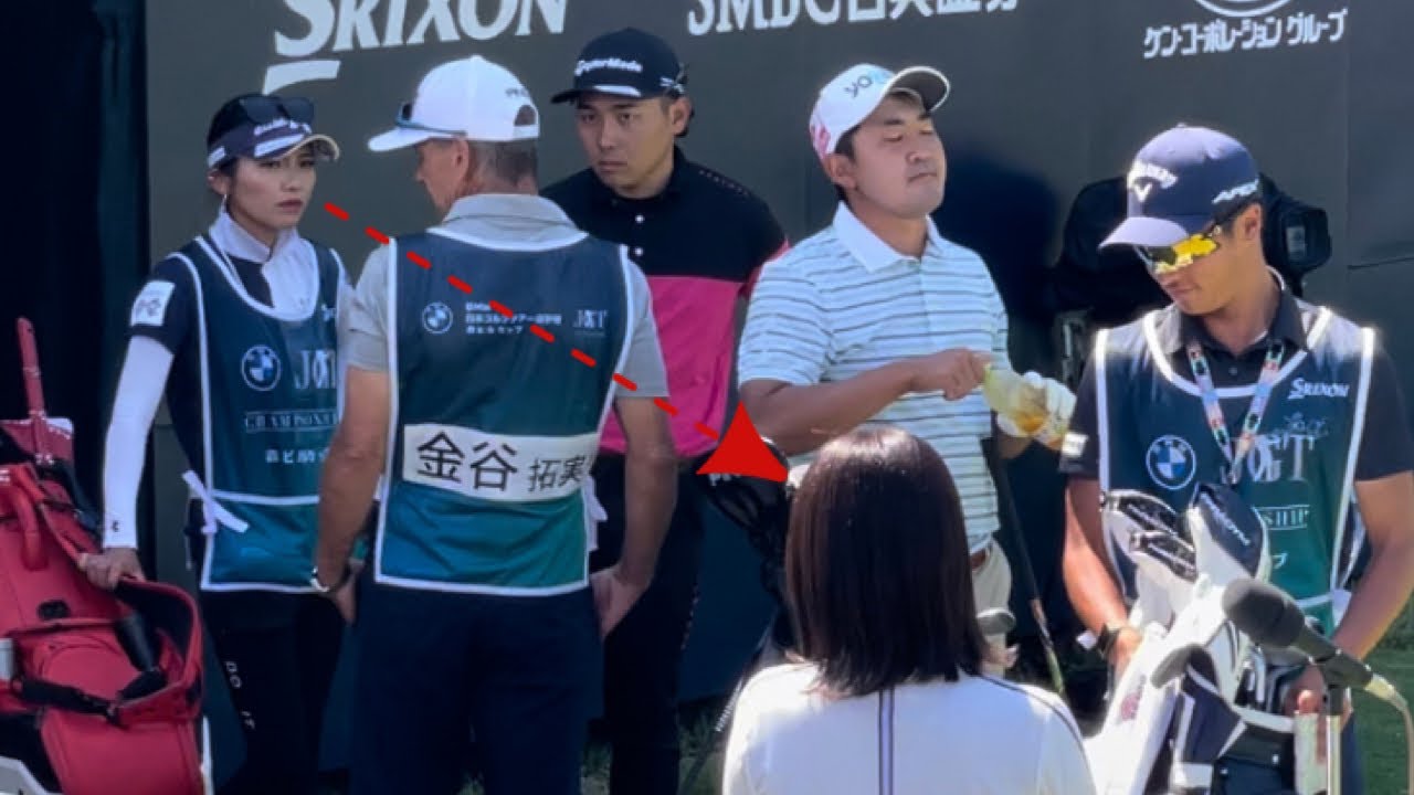 美人アナウンサーを睨みつけるキャディ