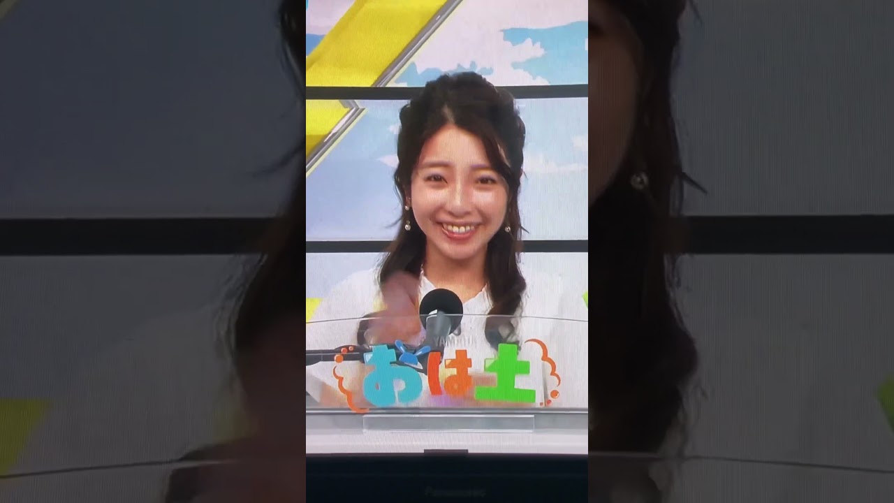 小椋寛子さん。笑顔とスマホ連打の仕草がかわいい。好きなタイプやわ〜