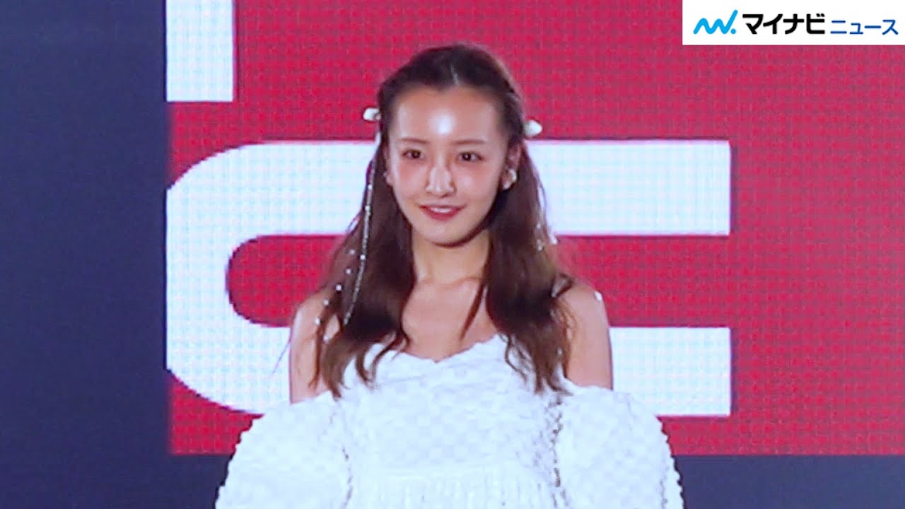 板野友美、肩出しふんわりワンピで登場！チラリと見えるデコルテが美しい　『KANSAI COLLECTION 2023 A / W』