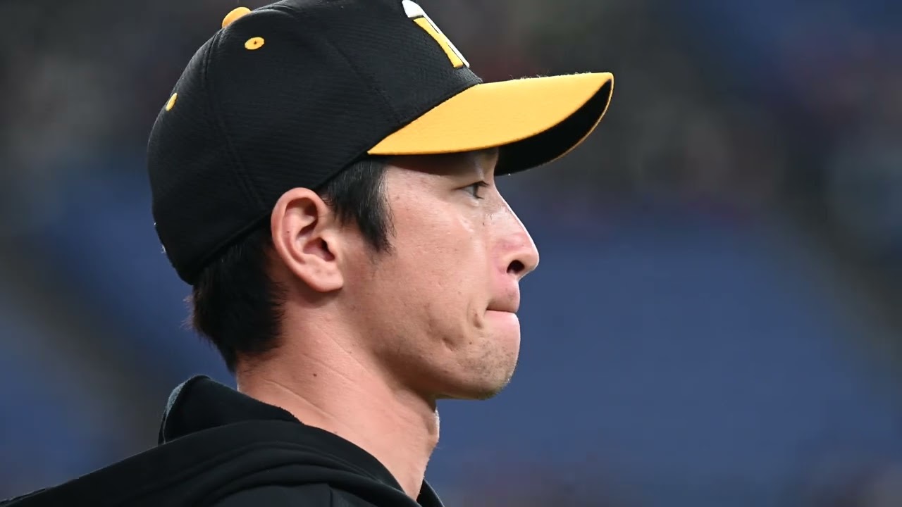 イニング間にキャッチボールをする近本光司選手