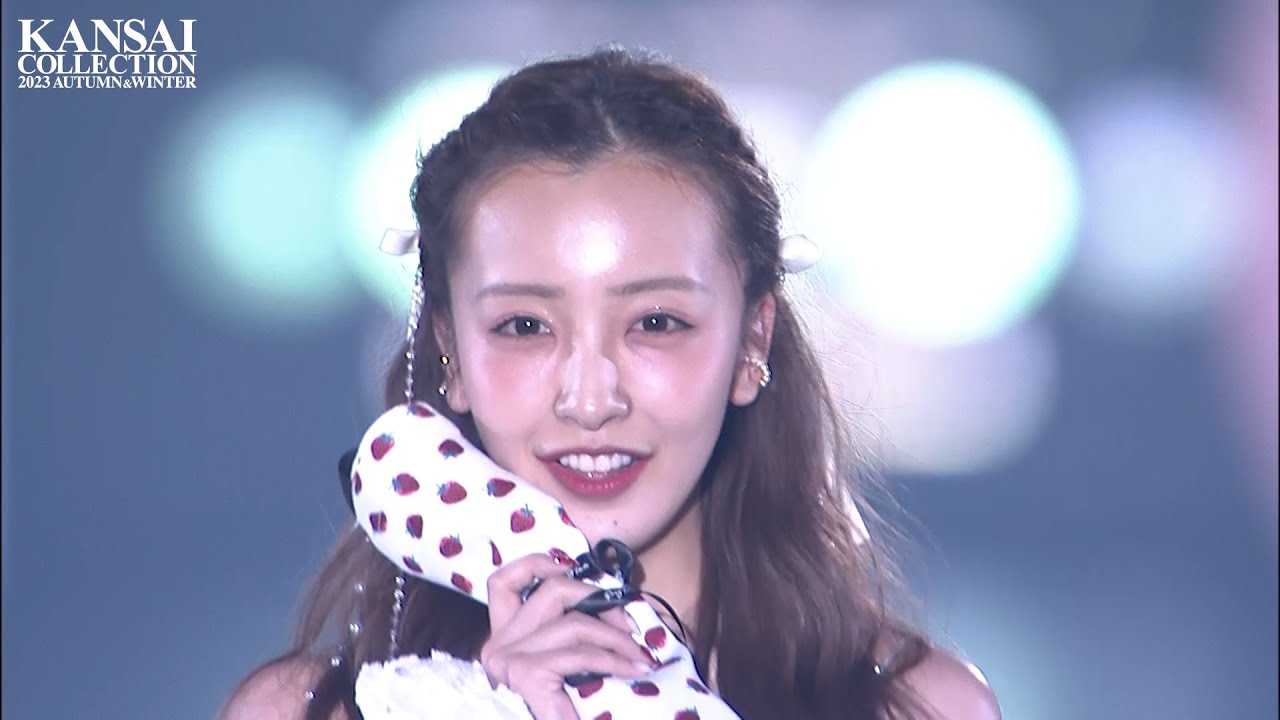 板野友美、美肩あらわなワンピ姿でキュートな神対応！島崎遥香は激かわロリータ姿で魅了　『KANSAI COLLECTION 2023 AUTUMN＆WINTER』
