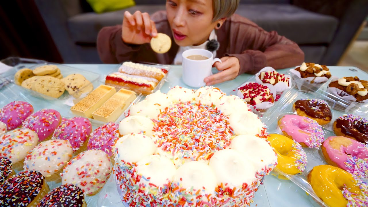 【深夜の大食い】【激甘】9000kcal超。脳みそと歯が溶けそうな甘いものたちを食べまくる帰国前日のオーストラリアの夜。【モッパン】【MUKBANG】