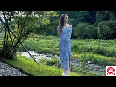 板野友美の大自然でのワンピ姿が話題に： 「超かわいい」「靴が2倍大きい」