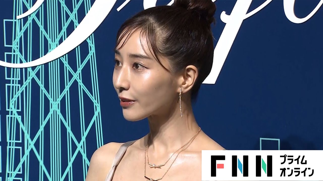 田中みな実 胸元が大きく開いたヌーディーなドレスで登場 「初めてのプレゼントは“ティファニー”」 オープニングイベントに豪華セレブ集結