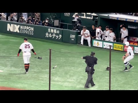 ブチギレの巨人岡本和真！バットにヘルメットもぶん投げ！！巨人対ヤクルト　2023年5月2日