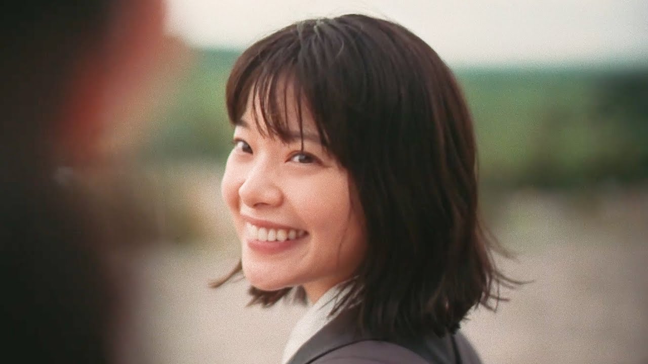 岸井ゆきの、人間味あふれる“海外駐在員”に！英語で熱唱する姿も　SMBCグループ新テレビCM「緑のグループ・カラフルな人びと 白井櫻」篇