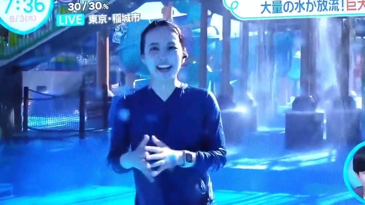 河出奈都美アナ　プール