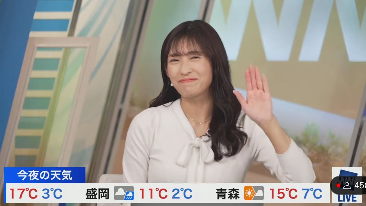[山岸愛梨]ウェザーニュースキャスターぬいぐるみのクレーンゲームを遊んでいる人がいたら、肩叩いて声掛けようとするあいりんさん
