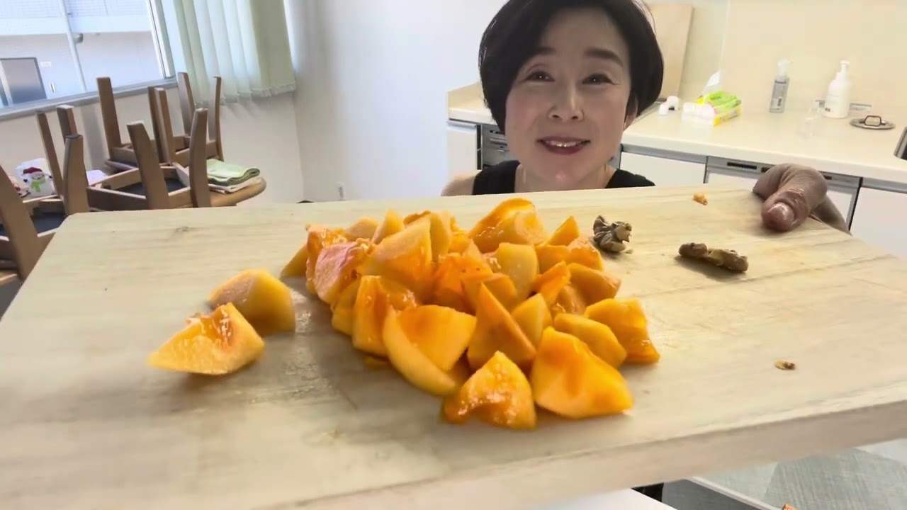 柿とくるみの白和え　(白味噌仕立てで濃厚です)