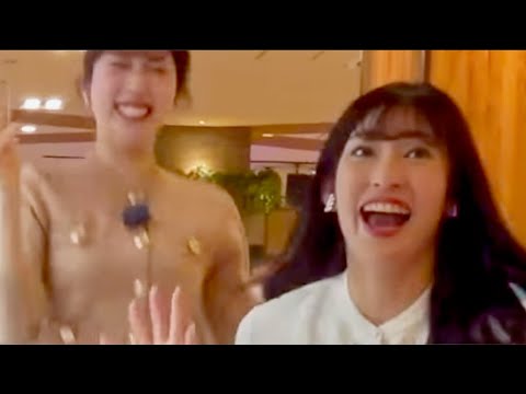 クレーンゲームで女子高生のように喜ぶ山岸愛梨と小林李衣奈