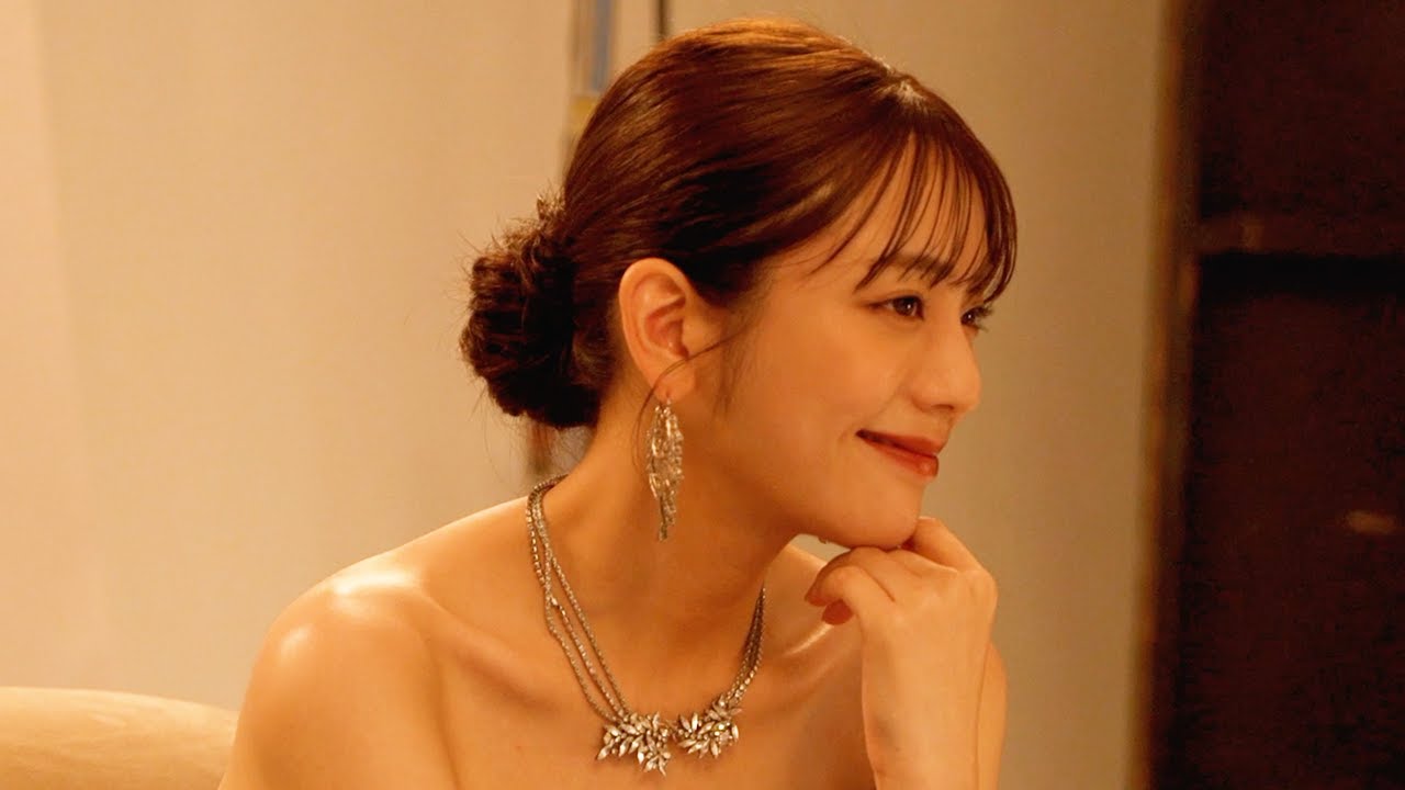 貴島明日香、ツヤツヤな美デコルテ全開でドレスアップ！『おねがい社⻑!』新WebCM『レベルアップ篇』＆メイキング・インタビュー