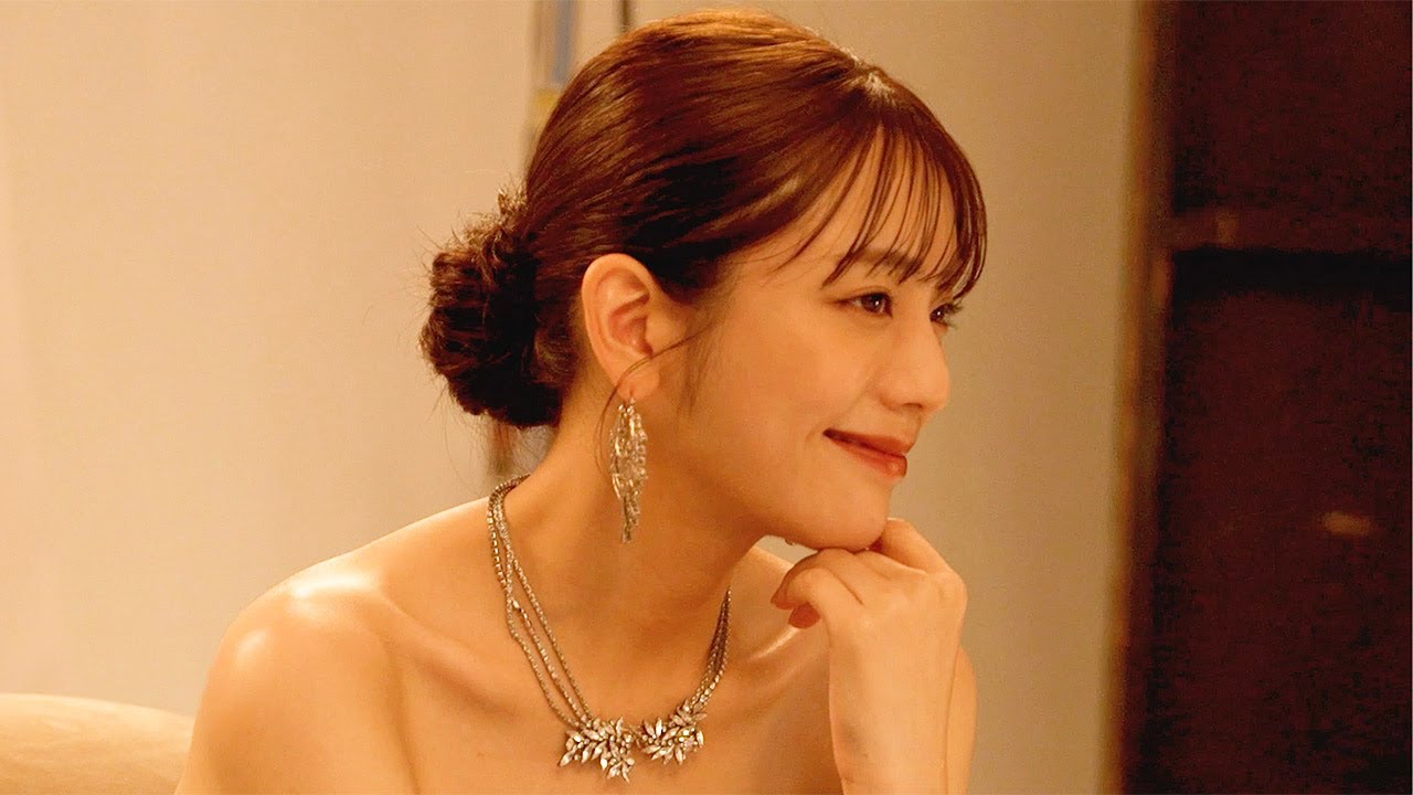 貴島明日香、デコルテ全開！美肌際立つドレス姿に変身　「おねがい社長！」新ウェブCM「レベルアップ篇」＆メーキング