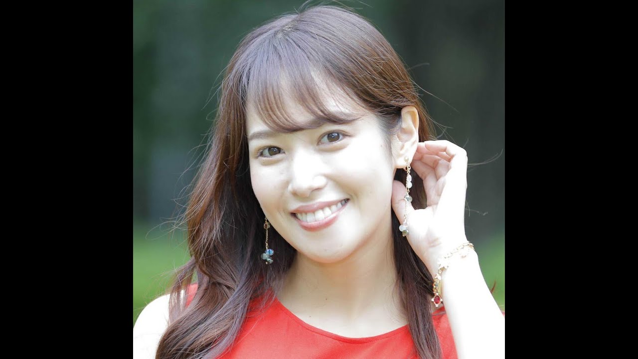 鷲見玲奈、ミニスカサンタ姿や制服姿の写真をSNSで公開