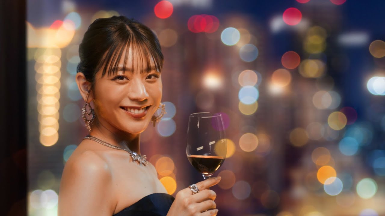 貴島明日香、デコルテあらわなゴージャス秘書にレベルアップ!?　『おねがい社⻑！』新WebCM