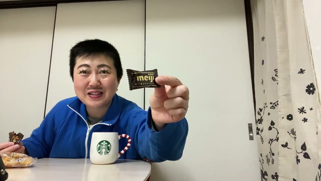 ちょっとだけお菓子食べながら配信します
